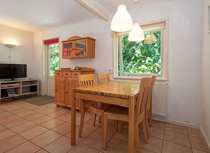 Vacation home Slufterduin 088 in De Cocksdorp, Texel, surrounded by green nature and an inviting terrace.