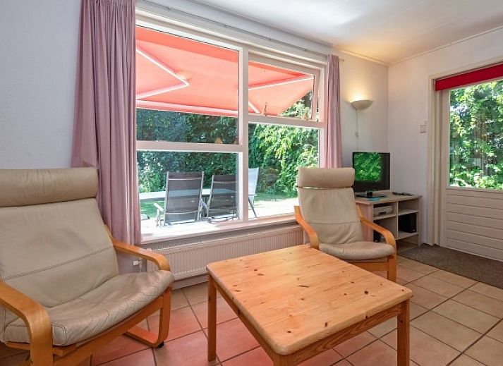 Vacation home Slufterduin 088 in De Cocksdorp, Texel, surrounded by green nature and an inviting terrace.