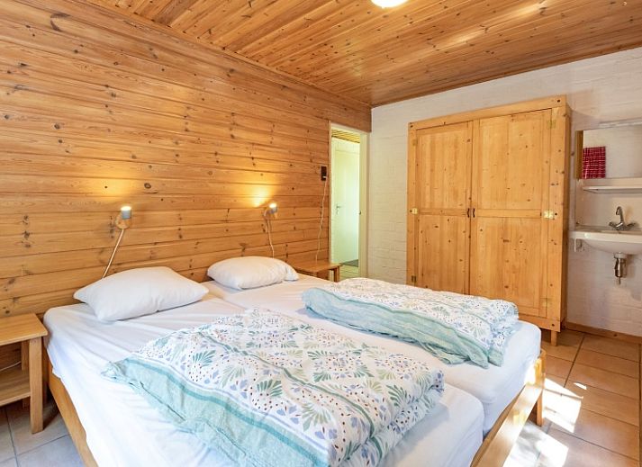 Cozy living room of Holiday home Slufterduin 088, Texel, with comfortable seating and views of the garden.