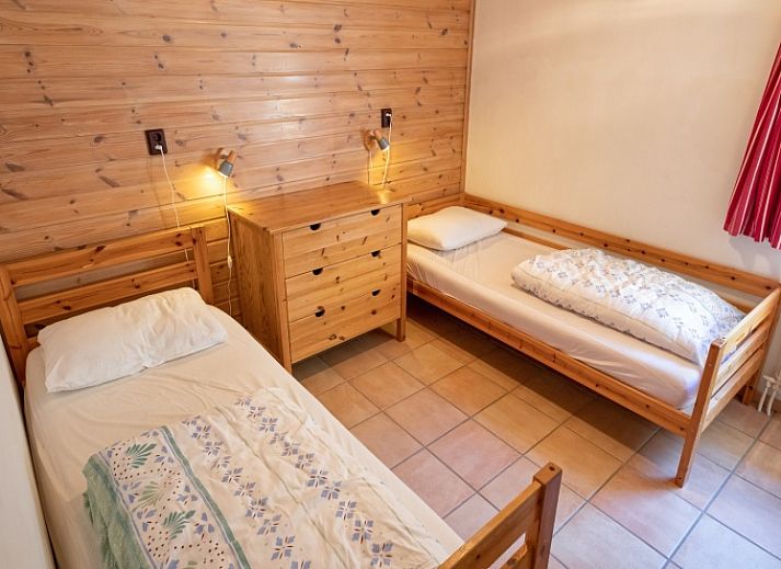 Cozy living room of Holiday home Slufterduin 088, Texel, with comfortable seating and views of the garden.