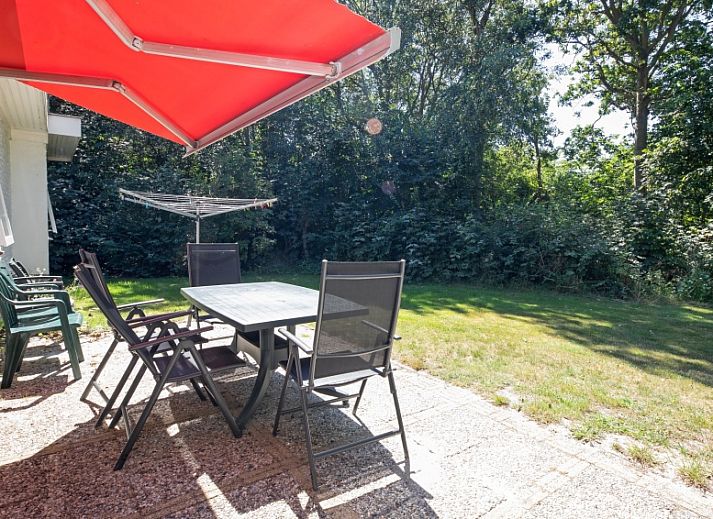 Cozy living room of Holiday home Slufterduin 088, Texel, with comfortable seating and views of the garden.