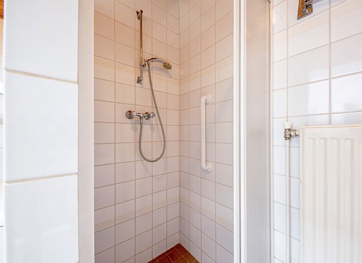 Lichte leefruimte in Vakantiehuis Slufterduin 52a, De Cocksdorp, Texel met uitzicht op de tuin.