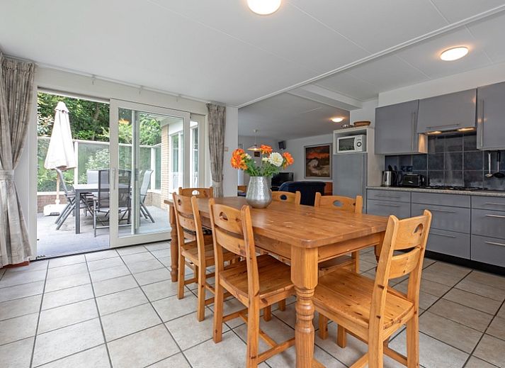 Gemuetliches Wohnzimmer des Ferienhauses Slufterduin 098 in De Cocksdorp, Texel, mit bequemen Sofas und viel Licht.