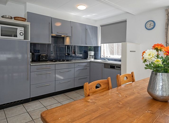 Gemuetliches Wohnzimmer des Ferienhauses Slufterduin 098 in De Cocksdorp, Texel, mit bequemen Sofas und viel Licht.