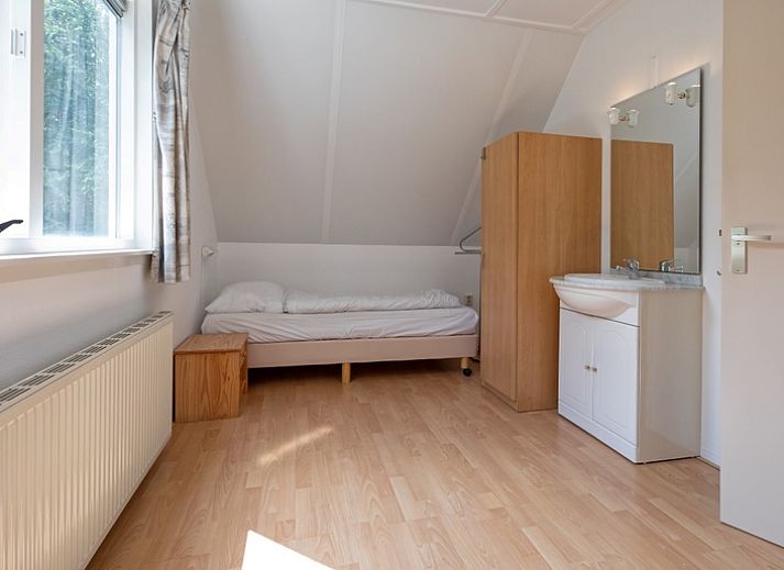 Helle Sitzecke im Ferienhaus Slufterduin 098, De Cocksdorp, Texel, mit Gartenblick und bequemen Sitzgelegenheiten.