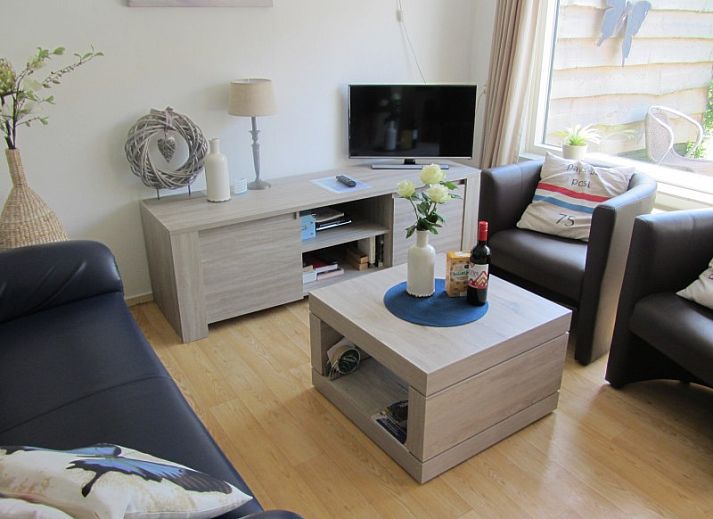 Ruime tuin bij vakantiehuis De Vlinder in De Cocksdorp, Texel, ideaal voor ontspanning en buitenactiviteiten.