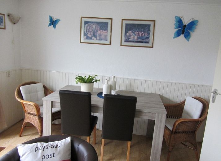 Ruime tuin bij vakantiehuis De Vlinder in De Cocksdorp, Texel, ideaal voor ontspanning en buitenactiviteiten.