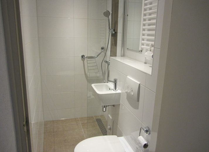 Gezellige woonkamer in De Vlinder, vakantiehuis De Cocksdorp, Texel, met comfortabele zithoek en moderne inrichting.