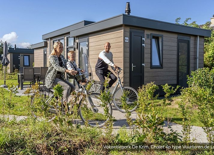 Chalet Typ Vuurtoren de Luxe in De Cocksdorp, Texel mit sonniger Terrasse und gruener Umgebung.