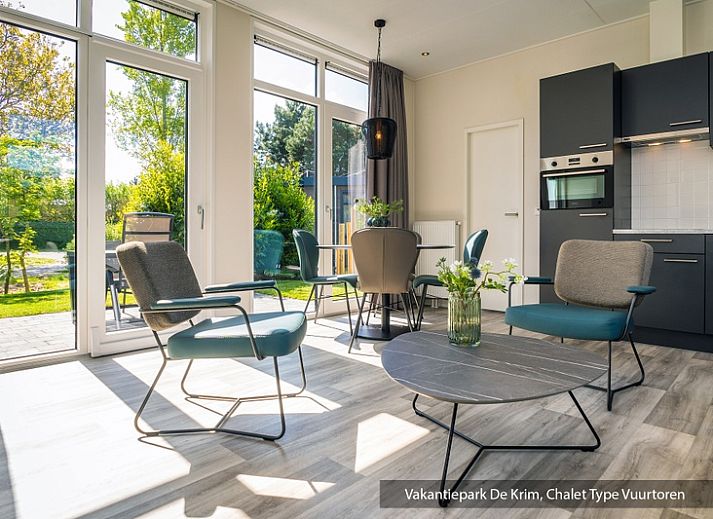 Chalet Typ Vuurtoren de Luxe in De Cocksdorp, Texel mit sonniger Terrasse und gruener Umgebung.