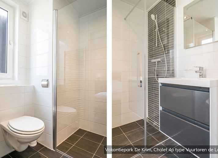 Die Familie radelt am Chalet Typ Vuurtoren de Luxe in De Cocksdorp auf Texel vorbei, umgeben von Natur.