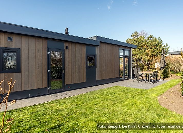 Chalet Typ Texel de Luxe in De Cocksdorp, Texel mit modernem Aeusseren und Terrasse inmitten der Natur.