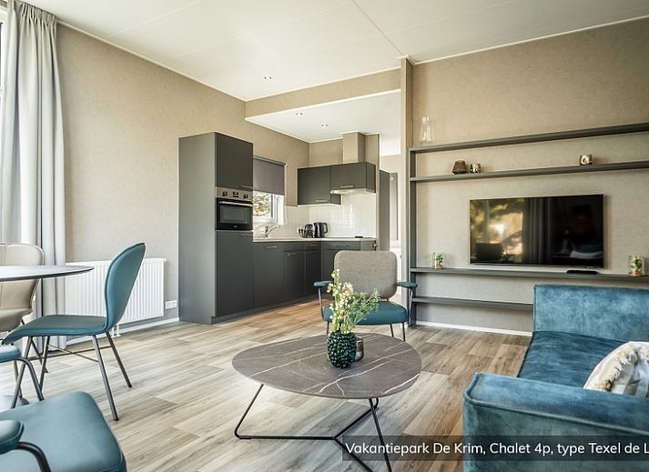 Chalet Typ Texel de Luxe in De Cocksdorp, Texel mit modernem Aeusseren und Terrasse inmitten der Natur.