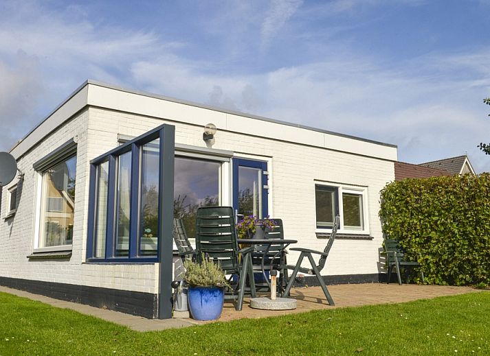 Bungalow 9300 in De Cocksdorp, Texel mit sonniger Terrasse und gruener Umgebung, ideales Ferienhaus auf den Watteninseln.