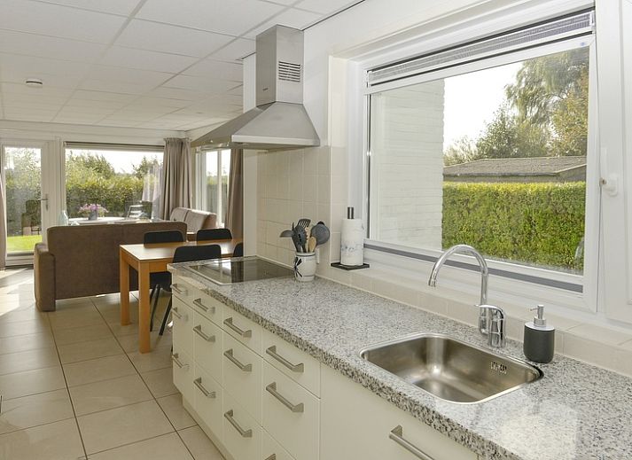 Bungalow 9300 in De Cocksdorp, Texel mit sonniger Terrasse und gruener Umgebung, ideales Ferienhaus auf den Watteninseln.