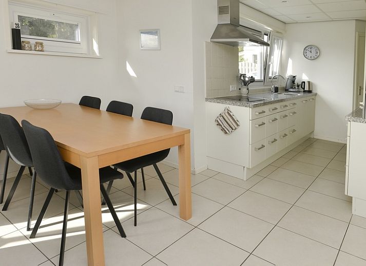 Bungalow 9300 in De Cocksdorp, Texel mit sonniger Terrasse und gruener Umgebung, ideales Ferienhaus auf den Watteninseln.