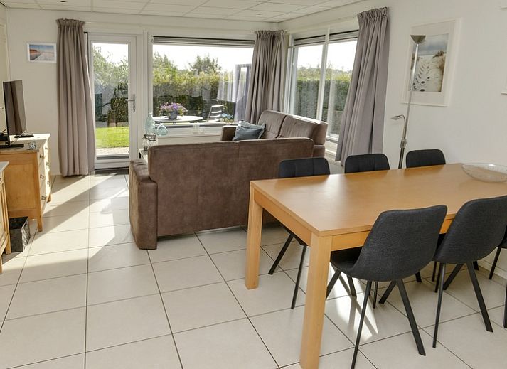 Bungalow 9300 in De Cocksdorp, Texel mit sonniger Terrasse und gruener Umgebung, ideales Ferienhaus auf den Watteninseln.