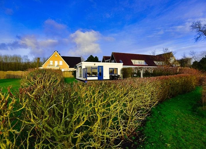 Moderne Kueche im Bungalow 9300, Texel mit Gartenblick, perfektes Ferienhaus in De Cocksdorp, Watteninseln.