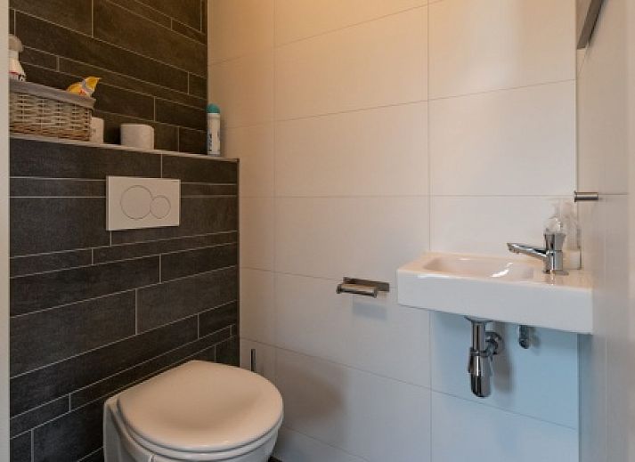 Gemuetliches Wohnzimmer im Bungalowpark Slufteroord, Texel mit bequemen Moebeln und Kamin.