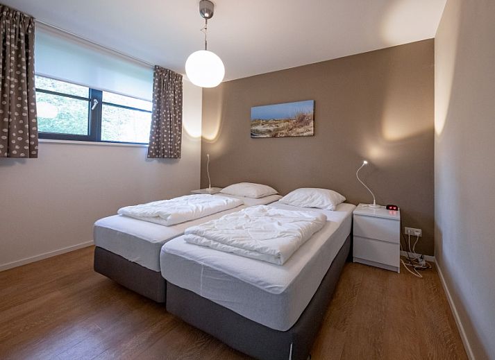 Gemuetliches Wohnzimmer im Bungalowpark Slufteroord, Texel mit bequemen Moebeln und Kamin.