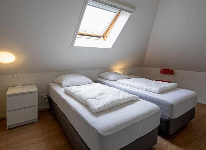 Gemuetliches Wohnzimmer im Bungalowpark Slufteroord, Texel mit bequemen Moebeln und Kamin.