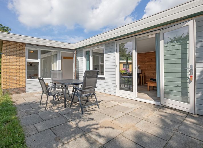 Terrasse des Bungalows Tamarisk 196 in De Cocksdorp, Texel mit Sitzgelegenheiten im Freien.