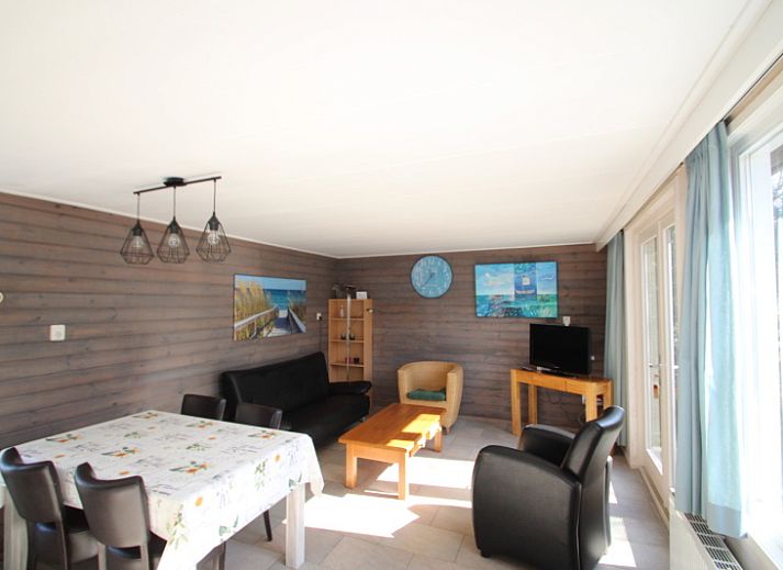 Terrasse des Bungalows Tamarisk 196 in De Cocksdorp, Texel mit Sitzgelegenheiten im Freien.