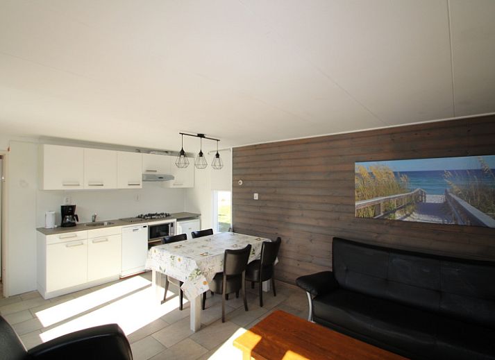 Terrasse des Bungalows Tamarisk 196 in De Cocksdorp, Texel mit Sitzgelegenheiten im Freien.