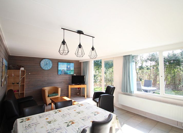 Terrasse des Bungalows Tamarisk 196 in De Cocksdorp, Texel mit Sitzgelegenheiten im Freien.