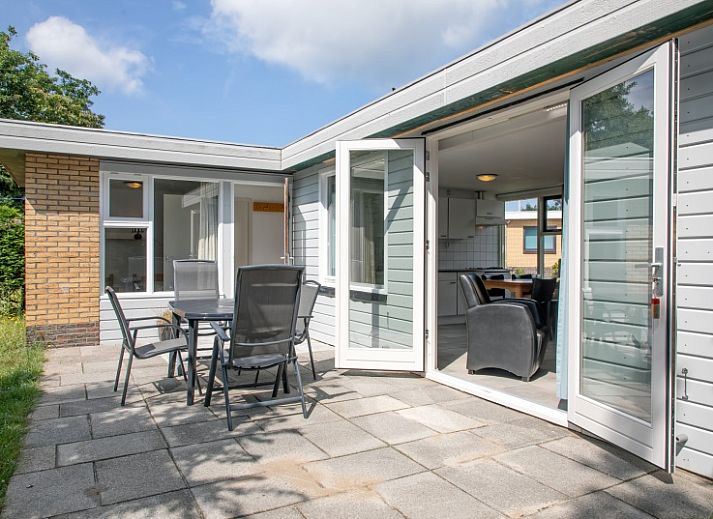 Gemuetliches Wohnzimmer im Bungalow Tamarisk 196, Texel, mit bequemer Sitzecke.