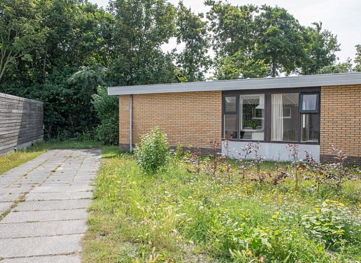 Moderne offene Kueche im Bungalow Tamarisk 196, De Cocksdorp, Texel, mit Essbereich.