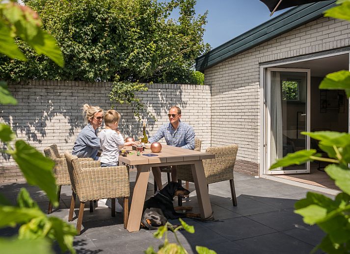 Stylish living room in Type C Apartment de Stoeterij, De Cocksdorp, Texel, with comfortable sitting area and lots of natural light.