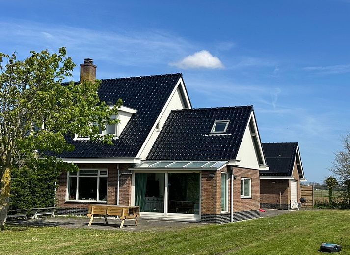 Family house Dacha in De Cocksdorp, Texel offers a charming vacation home with spacious garden and terrace for relaxation on the Wadden Islands.