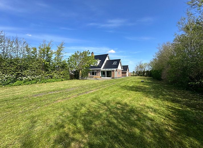 Family house Dacha in De Cocksdorp, Texel offers a charming vacation home with spacious garden and terrace for relaxation on the Wadden Islands.