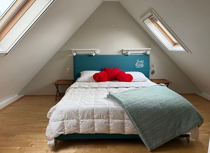 Family house Dacha in De Cocksdorp, Texel offers a charming vacation home with spacious garden and terrace for relaxation on the Wadden Islands.