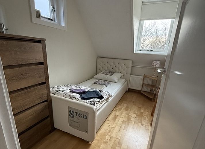 Enjoy the sunny veranda of Family House Dacha in De Cocksdorp, Texel, ideal for a relaxing vacation on the Wadden Islands.