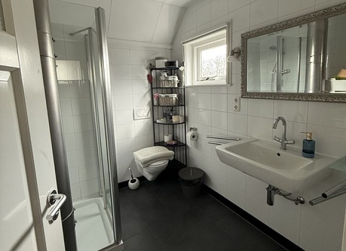 Enjoy the sunny veranda of Family House Dacha in De Cocksdorp, Texel, ideal for a relaxing vacation on the Wadden Islands.