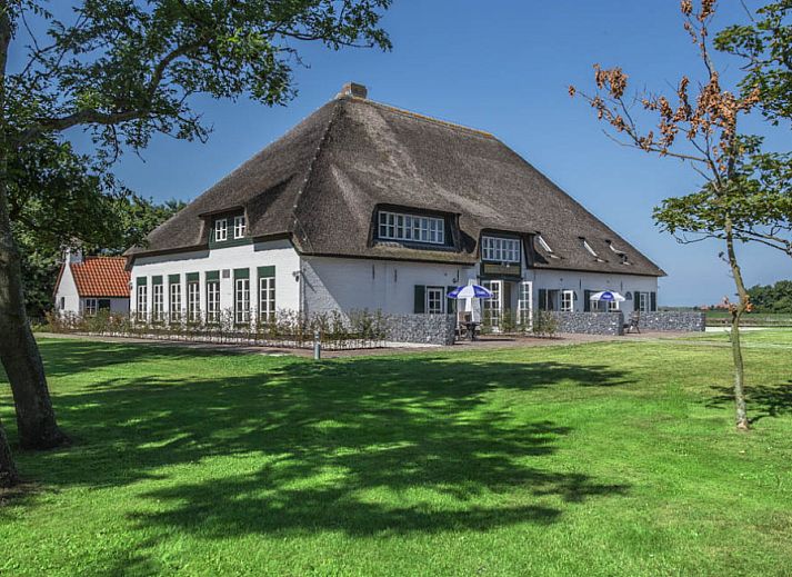 Ferienhaus Typ R in De Cocksdorp, Texel mit Reetdach und gruenem Garten, ideal fuer Naturliebhaber.