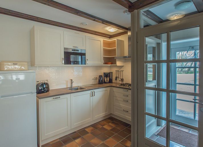 Ferienhaus Typ R in De Cocksdorp, Texel mit Reetdach und gruenem Garten, ideal fuer Naturliebhaber.