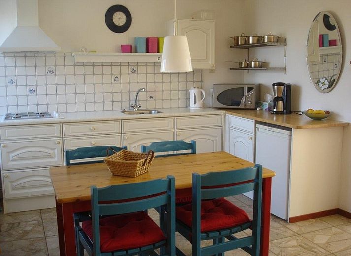 Gemuetliche Terrasse des Bungalows Tamarisk 212 in De Cocksdorp, Texel, mit Sitzgelegenheiten im Garten und gruener Umgebung.