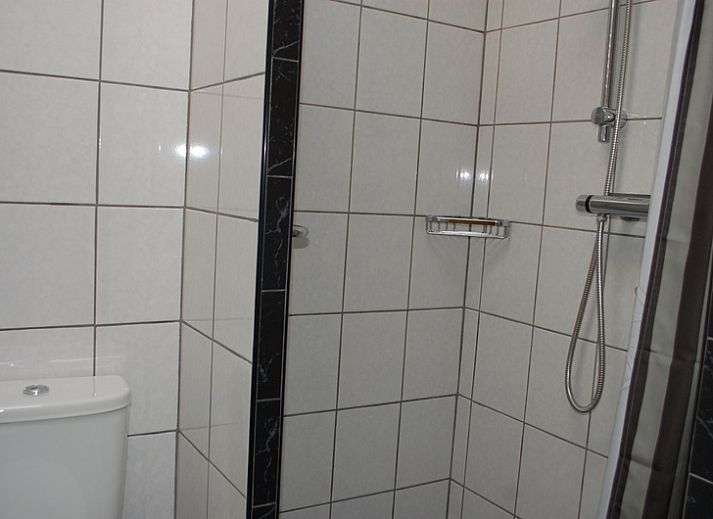 Vollstaendig ausgestattete Kueche im Bungalow Tamarisk 212, De Cocksdorp, Texel, mit modernen Annehmlichkeiten.