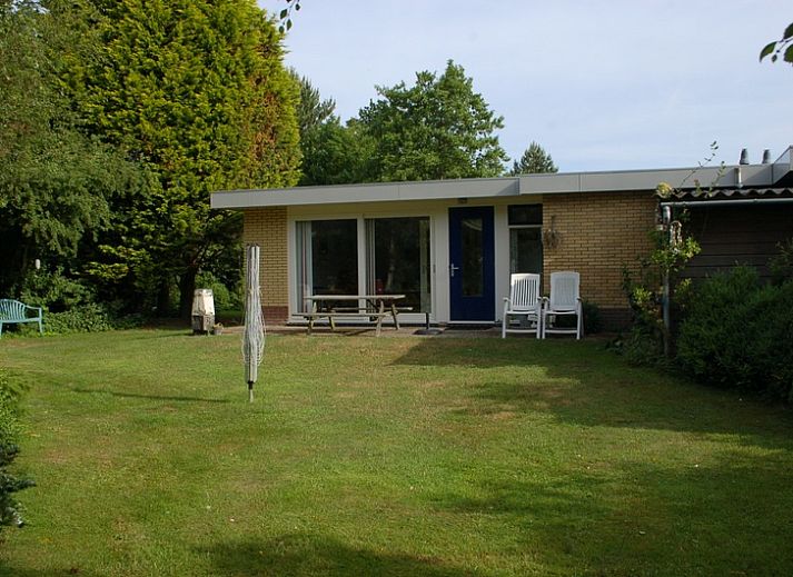 Gemuetliches Wohnzimmer im Bungalow Tamarisk 212, De Cocksdorp, Texel, mit Blick auf den Garten.