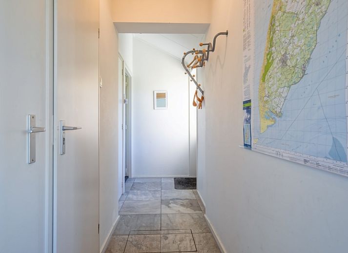 Gemuetliches Wohnzimmer des Ferienhauses Slufterhoek 078, Texel, mit bequemen Sofas und viel Licht.