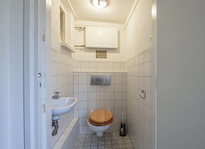 Gemuetliches Wohnzimmer des Ferienhauses Slufterhoek 078, Texel, mit bequemen Sofas und viel Licht.