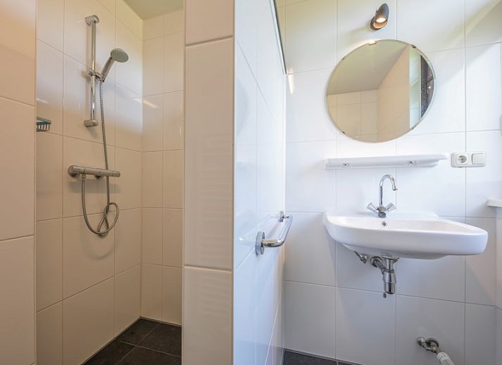 Gemuetliches Wohnzimmer des Ferienhauses Slufterhoek 078, Texel, mit bequemen Sofas und viel Licht.