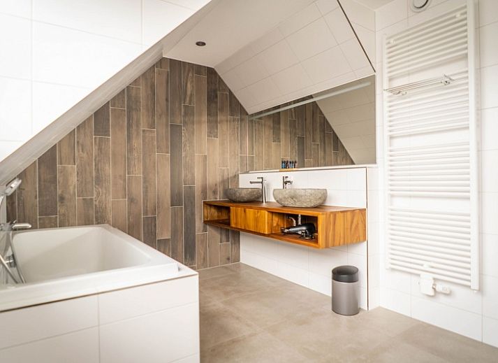 Entrance and laundry room of Type B-10 Hodshonstraat vacation home in De Cocksdorp, Texel, comfortable stay on the Wadden Islands.