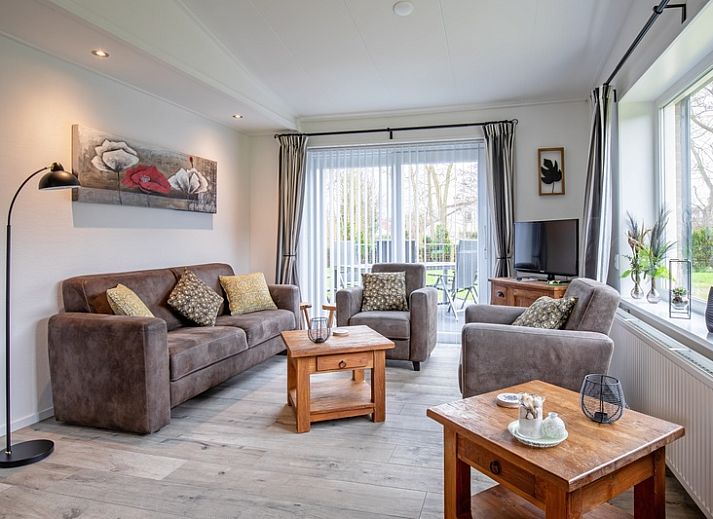 Krimweg 051 vacation home in De Cocksdorp Texel with spacious garden and sunny terrace.