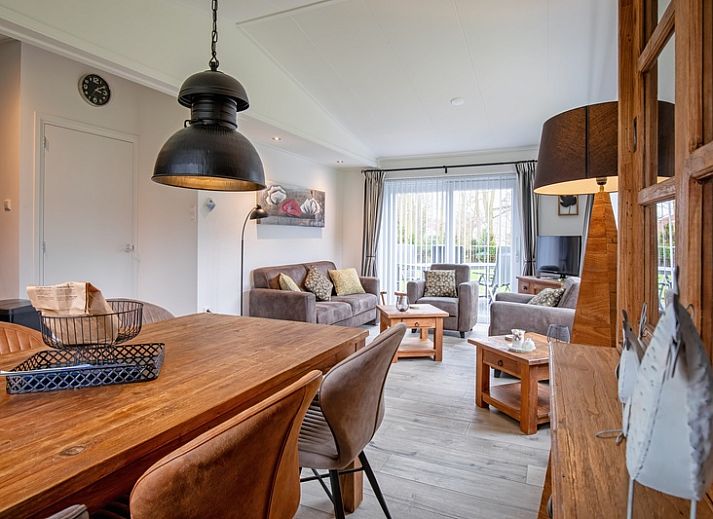 Krimweg 051 vacation home in De Cocksdorp Texel with spacious garden and sunny terrace.