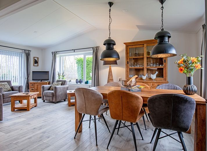 Krimweg 051 vacation home in De Cocksdorp Texel with spacious garden and sunny terrace.