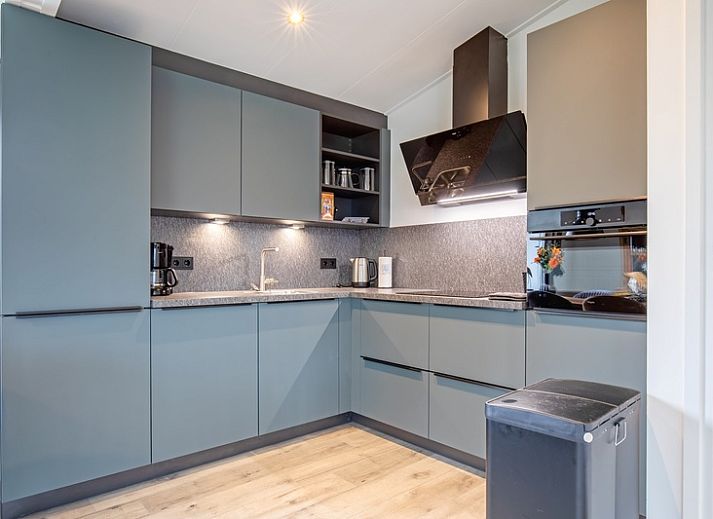Cozy living room in Krimweg 051 vacation home, De Cocksdorp Texel, overlooking the garden.